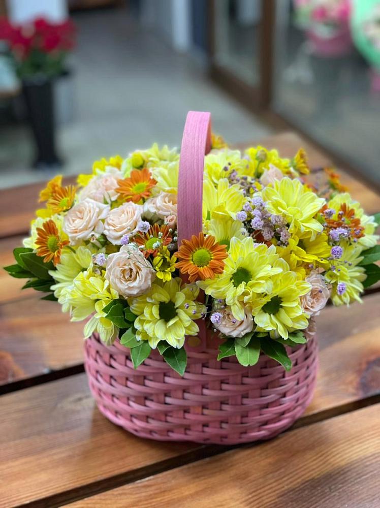 Цветочная композиция из Хризантемы и Розы в корзине в Белогорске Республики Крым