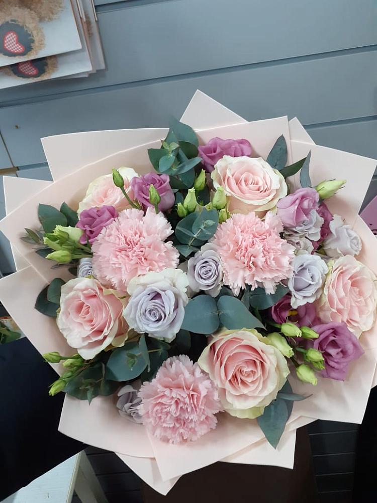 Букет цветов из: Розы, Гвоздики и Лизиантусы в Белогорске Республики Крым