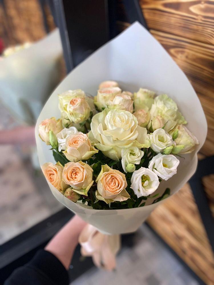 Букет цветов из: Розы и Лизиантусы в Белогорске Республики Крым